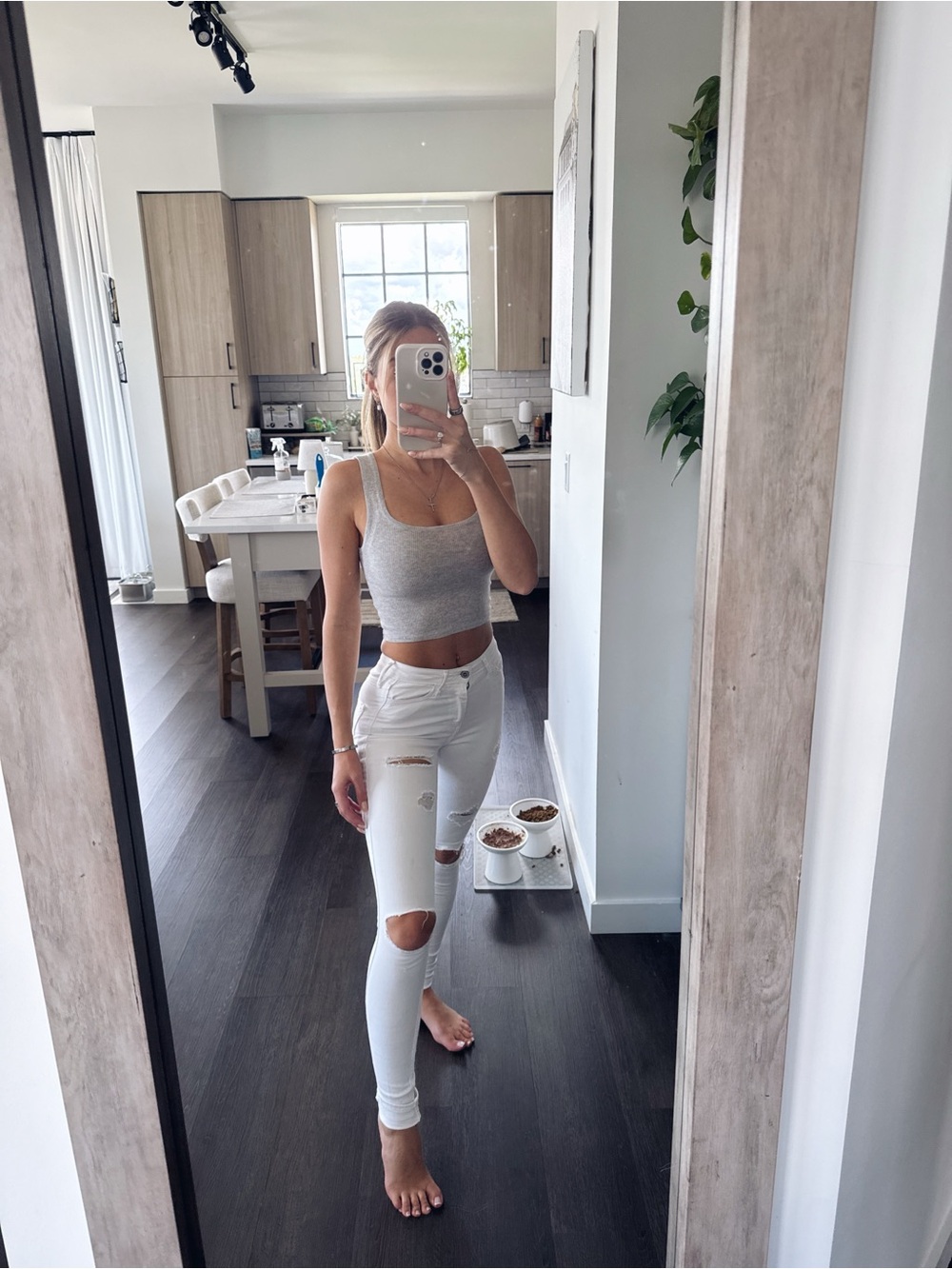 Hollister White Distressed Skinny Jeans (Size 0R)